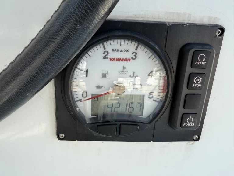 Hire a Lagoon Lagoon 39 Lávrio