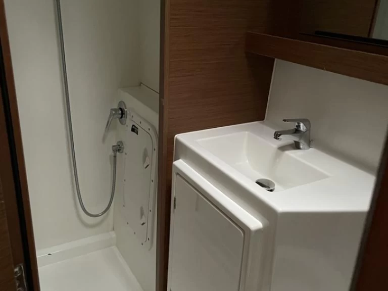 Yacht hire Skiathos cheap Lagoon 42