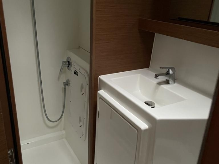 Hire Catamaran Lagoon with a boat licence