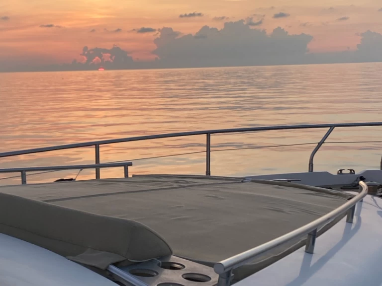 Charter a Aicon Aicon 72 SL in Puerto Banús on Samboat