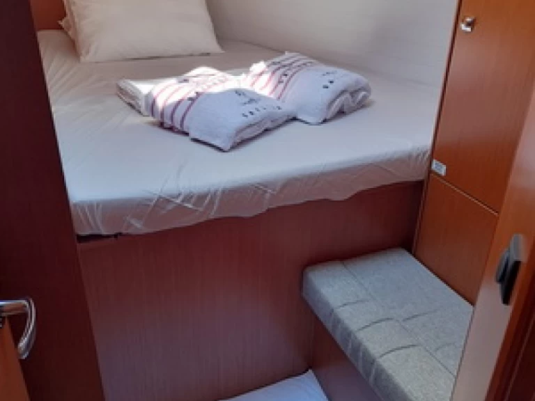 Hire Sailboat Bavaria with a boat licence