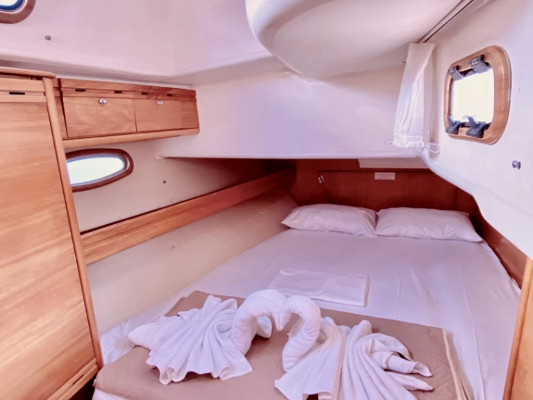 Hire Sailboat Bavaria with a boat licence