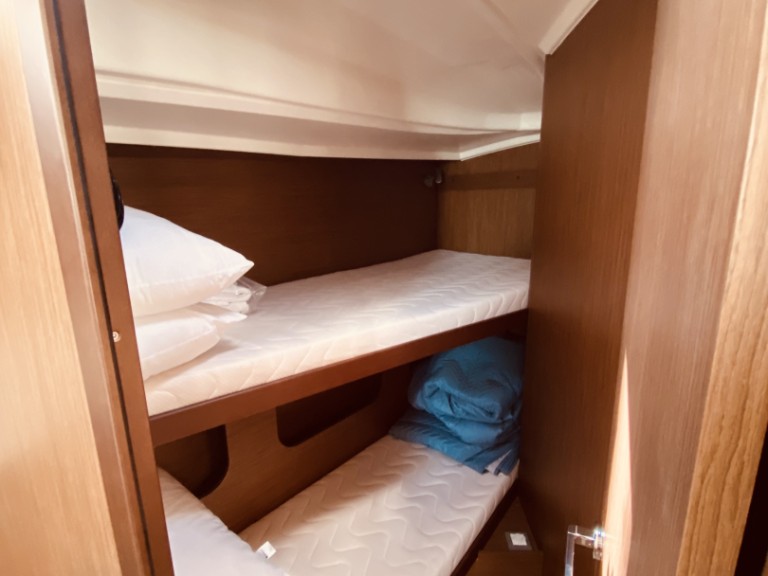 Hire a Bénéteau Oceanis 40.1 Lefkáda