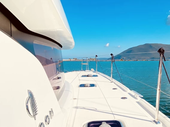 Hire Catamaran Lagoon with a boat licence