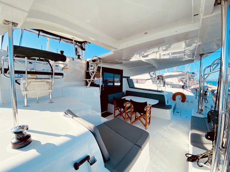 Yacht hire Lefkáda cheap Lagoon 42