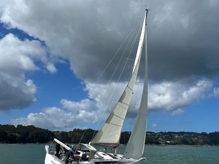 Charter a Dufour Dufour 430 Grand Large in Baiona on Samboat