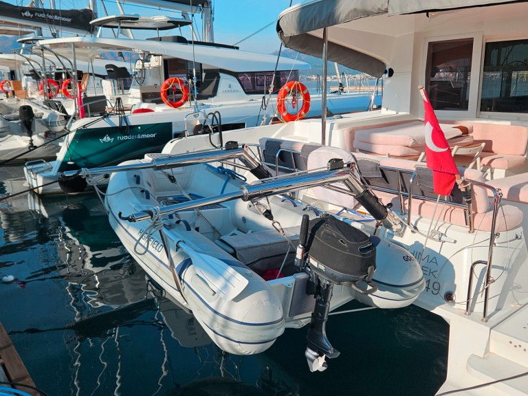 Hire Catamaran Lagoon with a boat licence