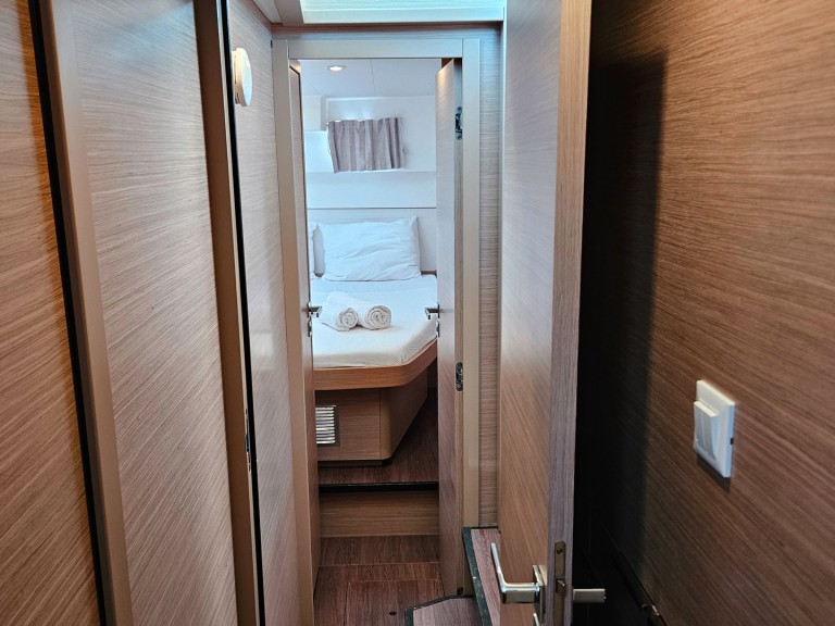 Hire Catamaran Lagoon with a boat licence