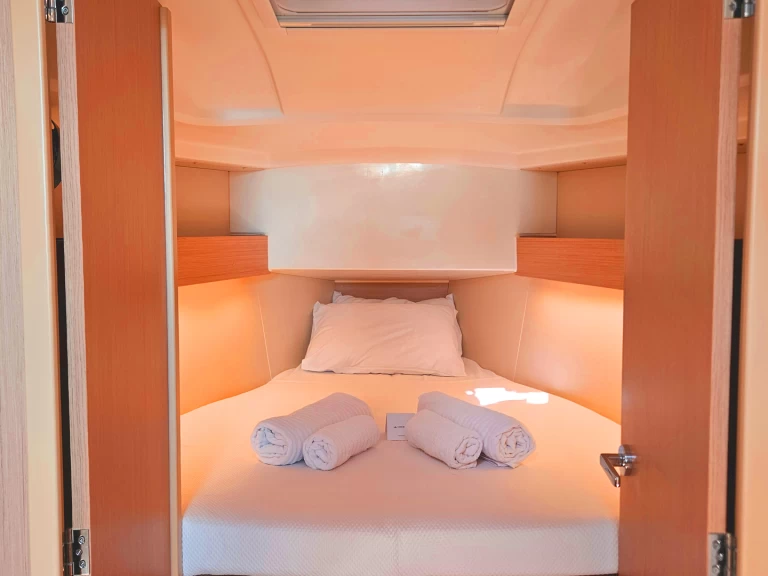 Yacht hire Marmaris cheap Oceanis 30.1