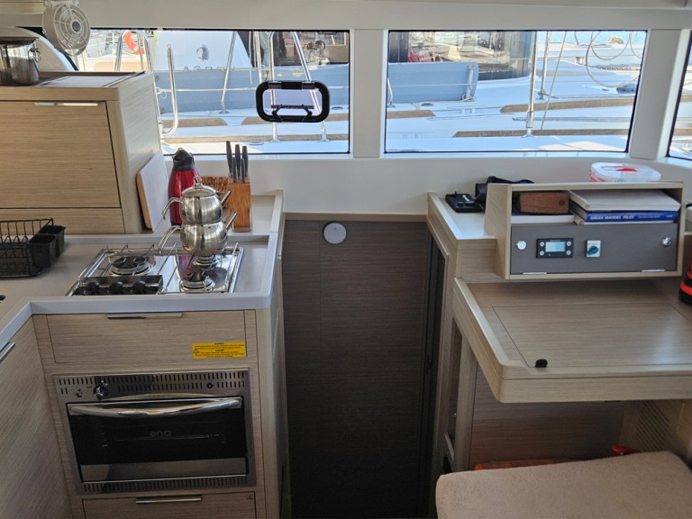 Hire Catamaran Lagoon with a boat licence