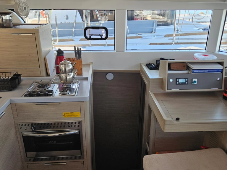 Hire Catamaran Lagoon with a boat licence