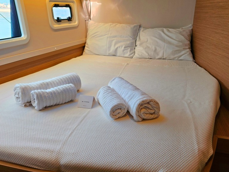 Hire Catamaran Lagoon with a boat licence