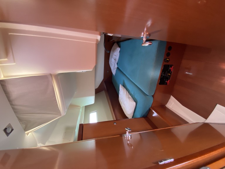 Hire Sailboat with or without skipper Bénéteau La Spezia