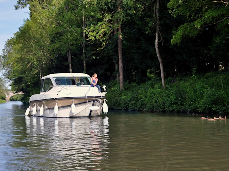 Motorboat to hire Grez-Neuville at the best price