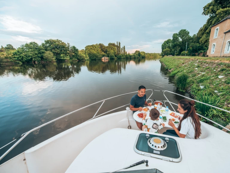 Canal boat to hire Grez-Neuville at the best price