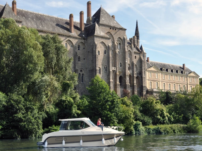 Charter a Nicols Yacht Confort Couple 2-4 p. in Sablé-sur-Sarthe on Samboat
