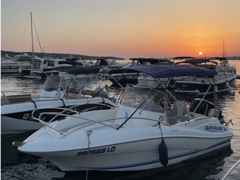 Hire Motorboat Quicksilver with a boat licence