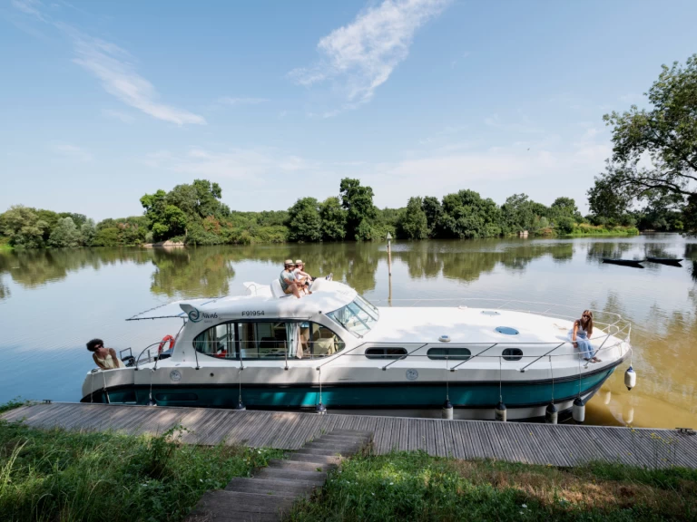 Charter a Nicols Yacht Premium Family 6-8 p. in Sablé-sur-Sarthe on Samboat