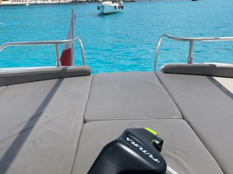 Charter a  Mangusta 65 in Salerno on Samboat