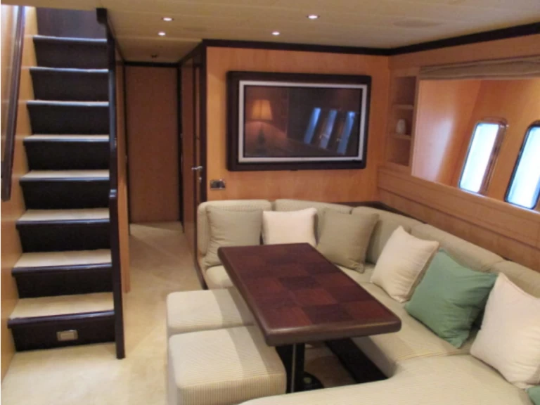 Hire Luxury Yacht  with a boat licence