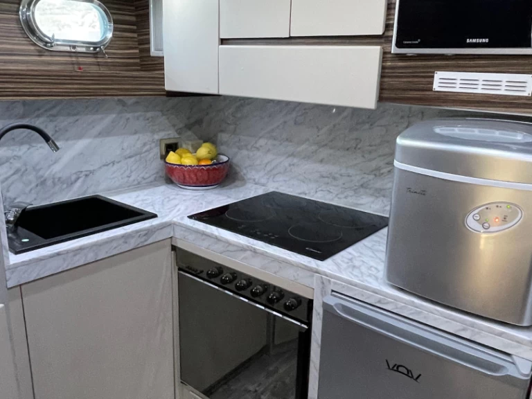 Luxury Yacht to hire Salerno at the best price