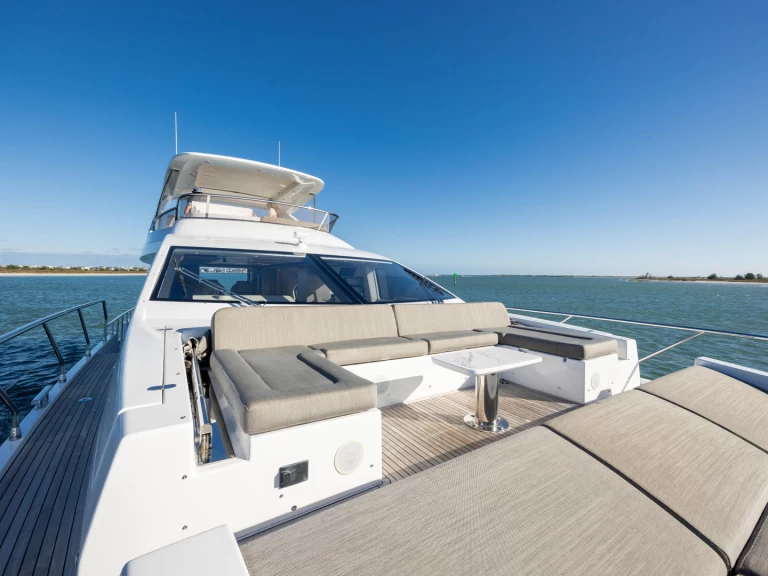 Hire Luxury Yacht Azimut with a boat licence