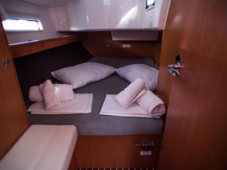 Charter a Bavaria Cruiser 37 in Néa Péramos on Samboat