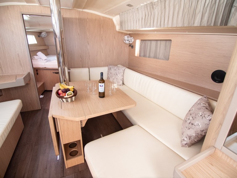 Hire Sailboat Bénéteau with a boat licence