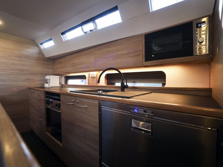 Hire Sailboat D&D Yacht with a boat licence