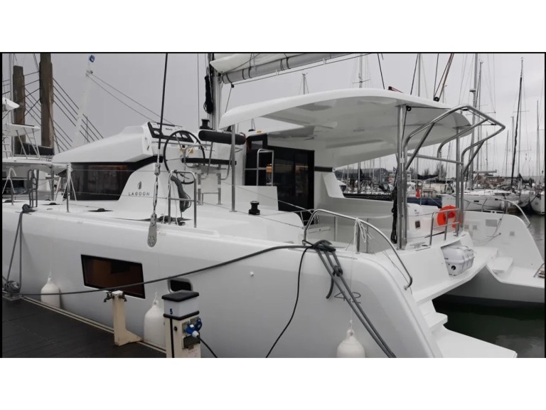 Catamaran hire in Alimos - Lagoon Lagoon 42[G]