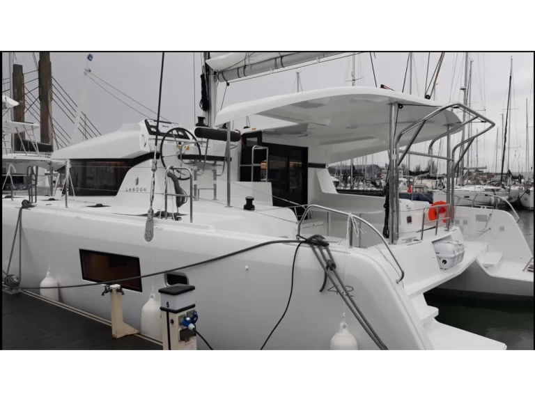 Catamaran hire in Alimos - Lagoon Lagoon 42[G]