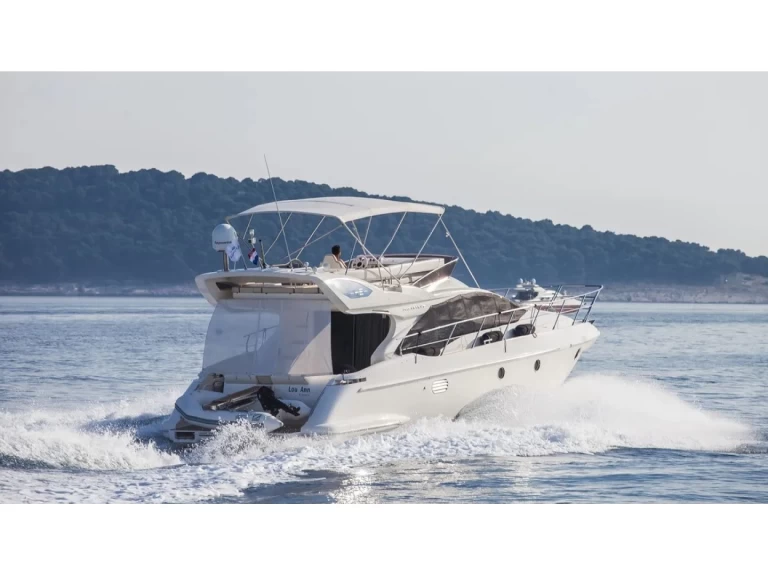 Charter a Azimut Azimut 43 Fly in Seget Donji on Samboat