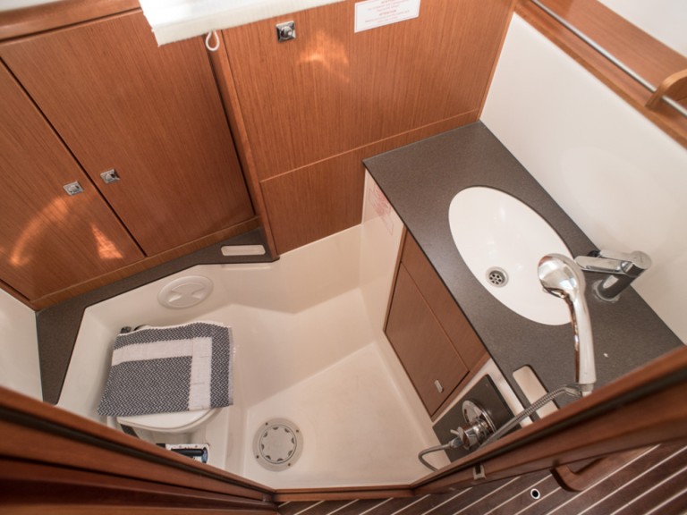 Sailboat to hire Néa Péramos at the best price