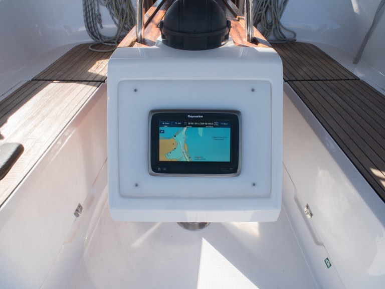 Yacht charter Néa Péramos - Bavaria Cruiser 37 on SamBoat