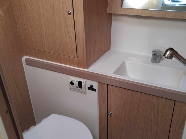 Charter a Bénéteau Oceanis 41.1 in Néa Péramos on Samboat