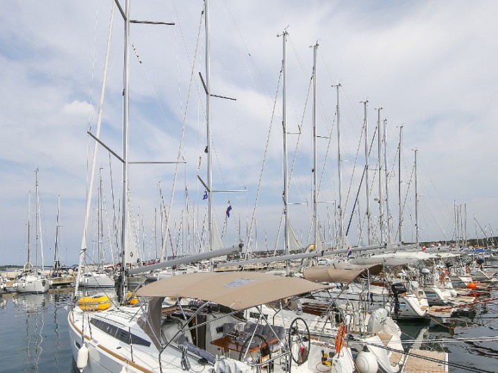 Hire Sailboat Jeanneau with a boat licence