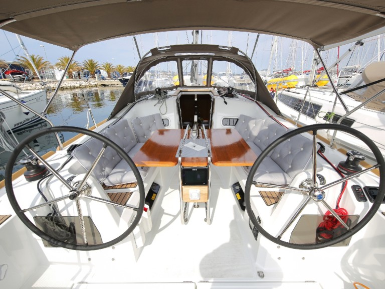 Sailboat to hire Jezera at the best price