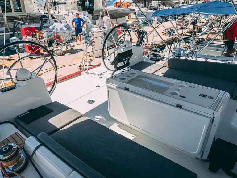 Hire Sailboat Jeanneau with a boat licence