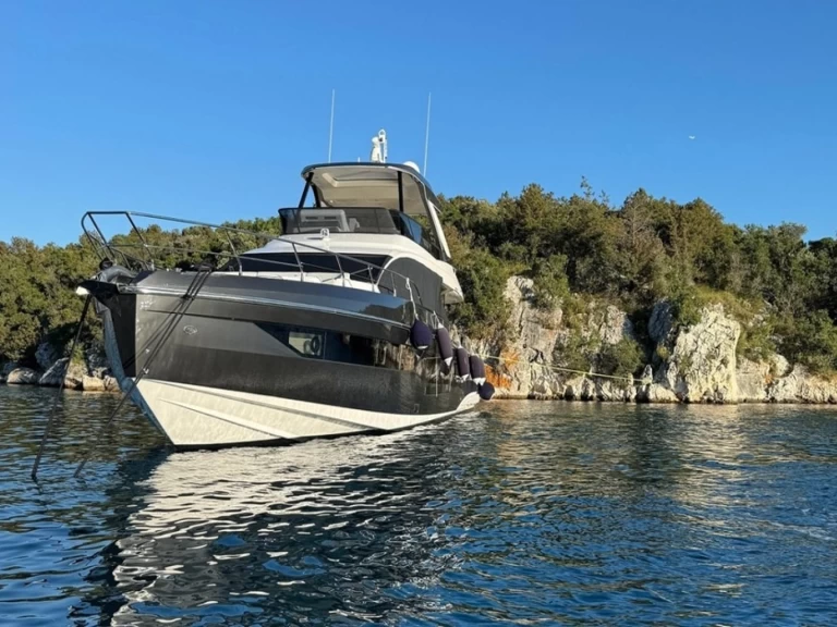 Hire Luxury Yacht Azimut with a boat licence