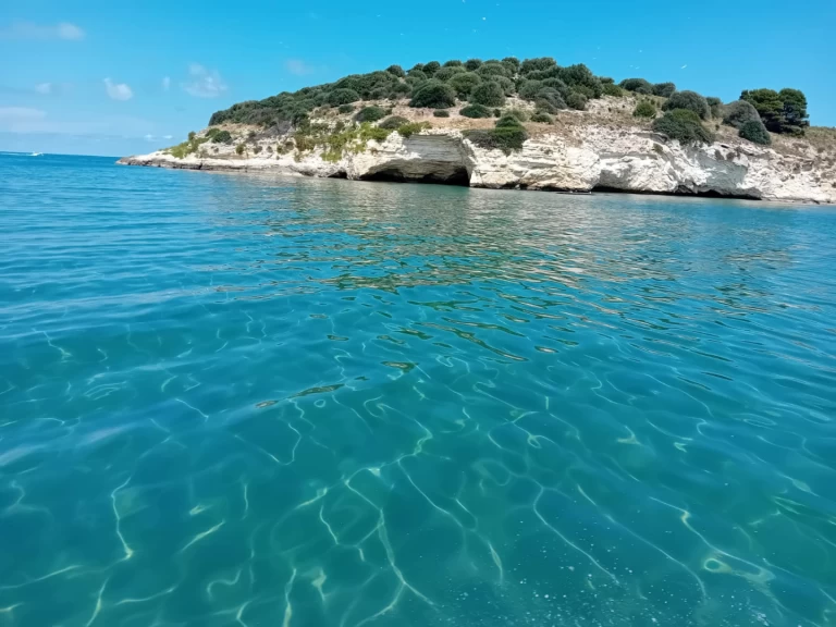 Hire Motorboat Idea Marine with a boat licence