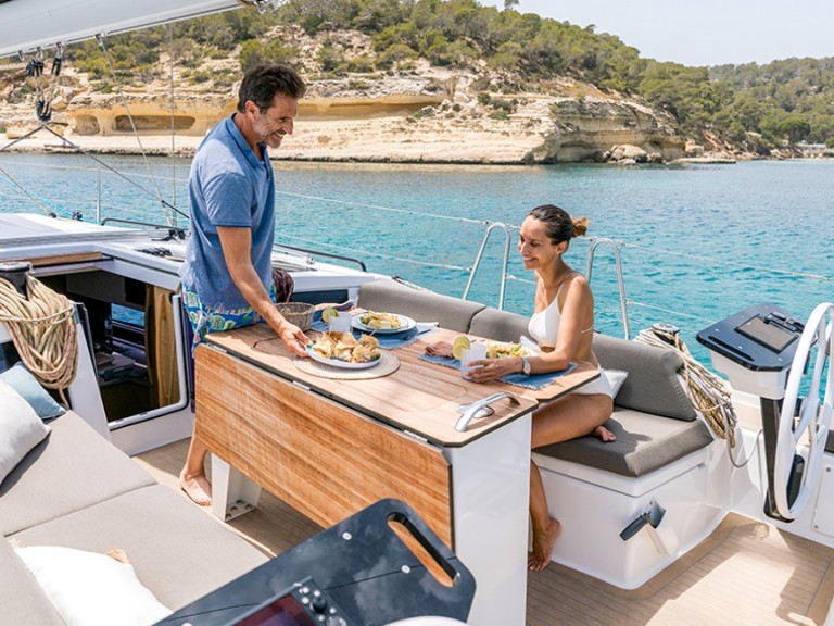 Sailboat to hire Alimos at the best price