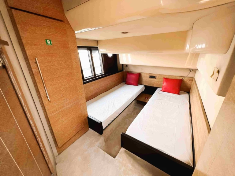 Yacht charter Dubai Marina - Azimut Azimut 50 on SamBoat