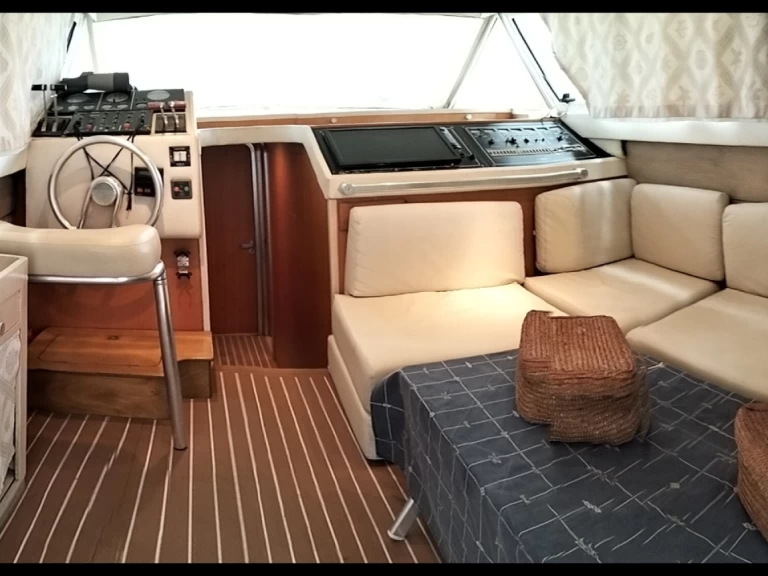 Hire Motorboat Mochi Craft with a boat licence