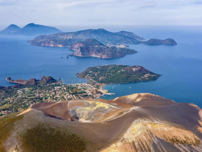 Yacht charter Milazzo - Mochi Craft 35 dominatr big fly on SamBoat