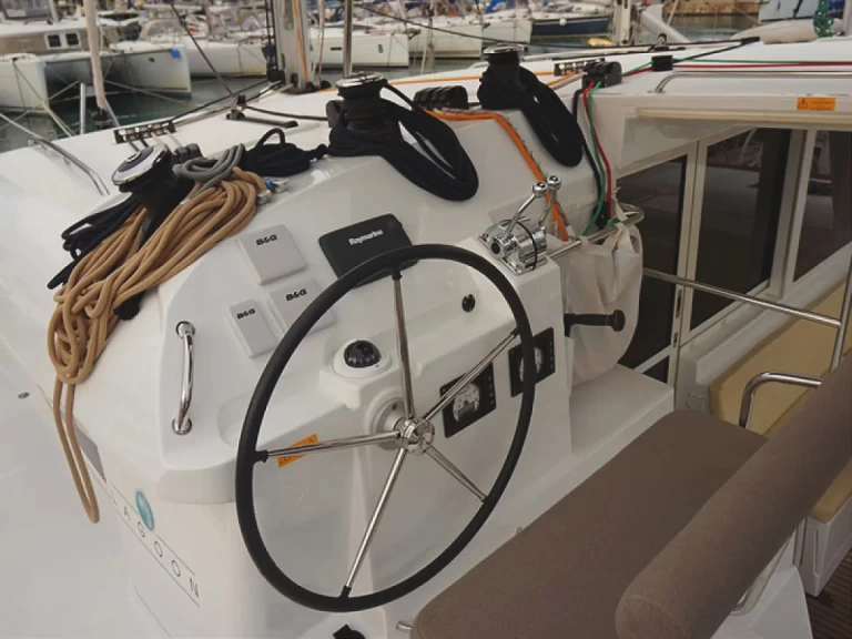 Charter a Lagoon Lagoon 400 S2[G] in Gouvia on Samboat