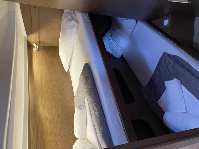 Charter a Bénéteau Oceanis 40.1[G] in Alimos on Samboat