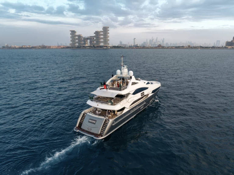 Luxury Yacht hire in Dubaï harbour - Sunseeker Encore
