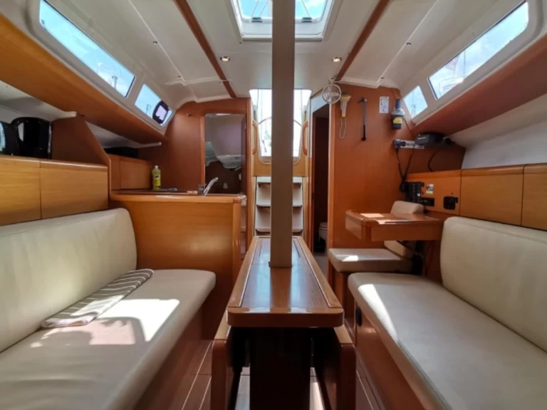 Yacht hire Port de Trébeurden cheap Sun Odyssey 33i