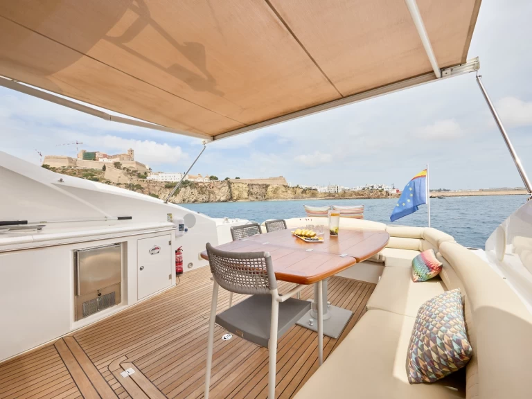 Yacht charter Ibiza Town - Sunseeker Predator 72 on SamBoat