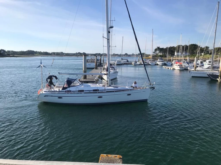 Charter a Bavaria Bavaria 39 Cruiser in Locmiquélic on Samboat